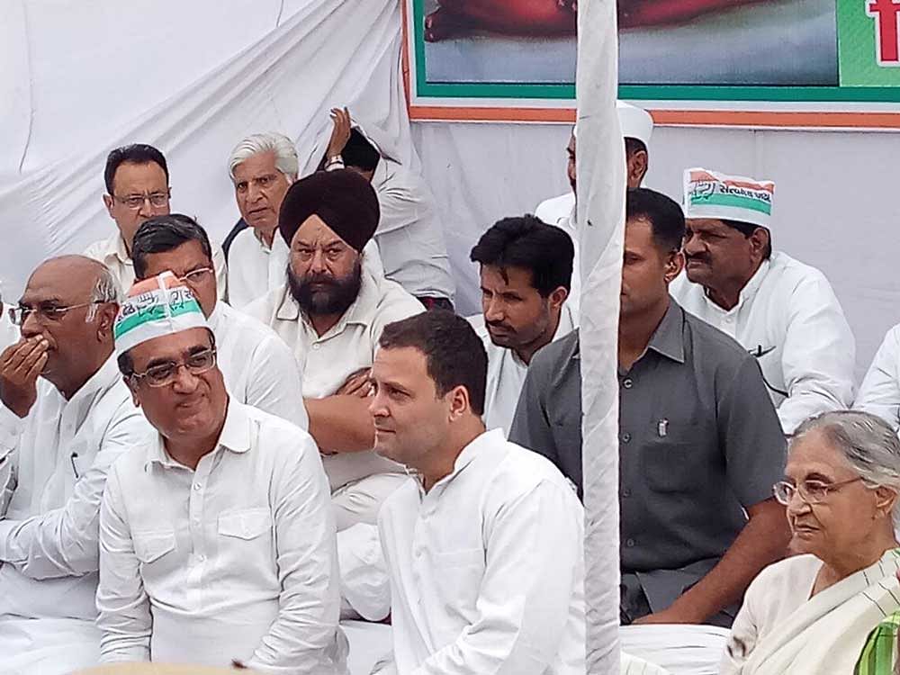 Senior Congress leaders Kamal Nath, Sheila Dikshit, P C Chacko, the party's Delhi unit chief Ajay Maken and Congress chief spokesperson Randeep Singh Surjewala were among the leaders at Rajghat, where the fast is being observed. DH photo