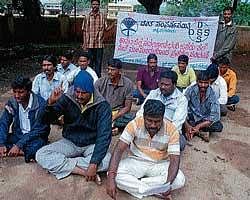 DSS workers staging a protest near DC Office in Chikmagalur on Thursaday urging to provide necessary facilities to the members of Bhangi community in Savanoor. DH Photo