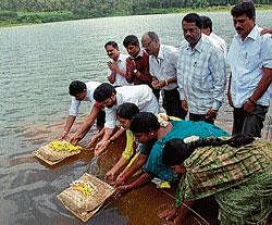 MLA C T Ravi and his wife offering bagina at Hirekolale lake in Chikmagalur. Town Municipal Council President H D Thammaiah, Municipal Commissioner V H Krishnamurthy and others look on. DH Photo