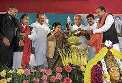 BJP leaders Sriramulu, Eshwarappa, Venkaiah Naidu, Sushma Swaraj, Yeddyurappa, Karunakara Reddy and Ananth Kumar at the Jana Jagruthi Samavesha in Bellary on Friday. DH Photos/T Rajan and Vijayakumar