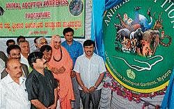 New beginning: Javagal Srinath posing for a snap after launching animal adoption awareness drive at Sri Chamarajendra Zoological Gardens in Mysore on Saturday. Suttur seer Shivarathri Deshikendra Swamiji, MLA S A Ramadas, Mayor Sandesh Swamy and others are seen. DH Photo