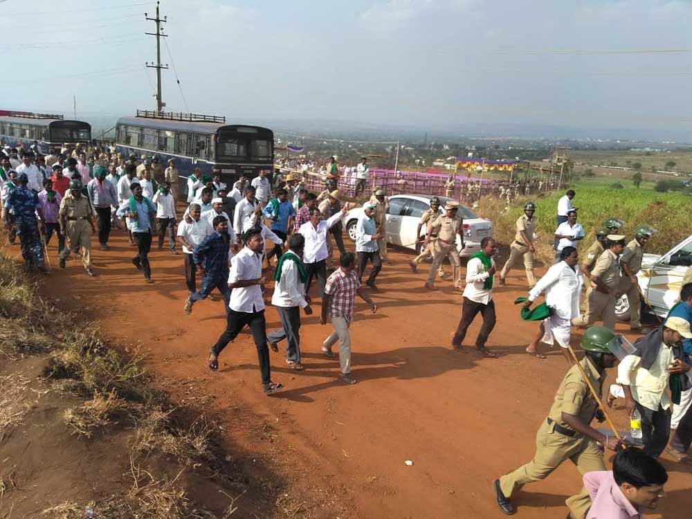 The farmer's protest which has entered the sixth day was insisting for Chief Minister H D Kumaraswamy to visit the protest spot and clarify on the governments stand in clearing the sugar cane dues of the farmers. DH photo