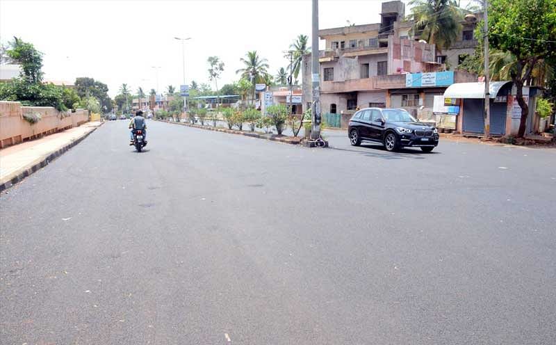 Streets of Belagavi remained largely empty post-counting day because the prohibitory orders were extended for an additional day on Wednesday.  DH photo. 