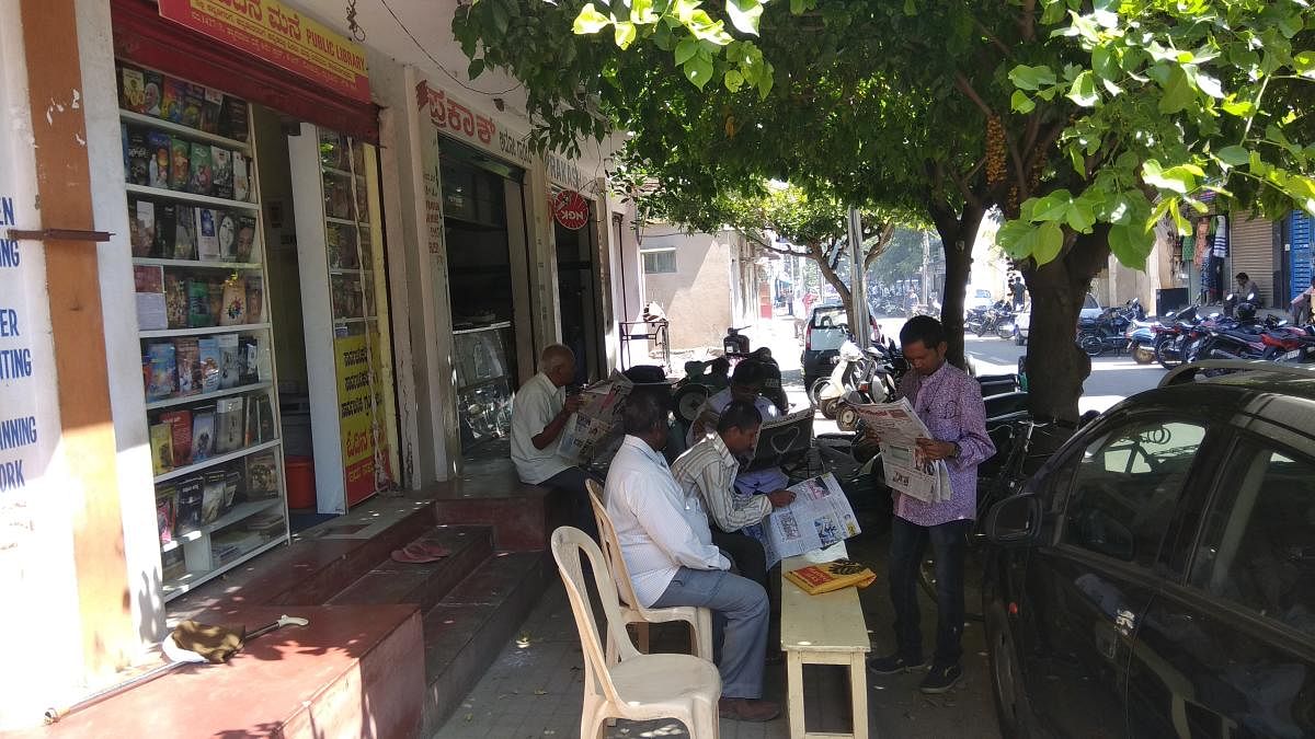 Outside Odine Mane, Prabhakar has made arrangements for the people to read newspapers. He provides 8 to10 Kannada dailies sittiing in front of Odina Mane. A table and few chairs have also been arranged for readers outside the premises of Odina Mane.