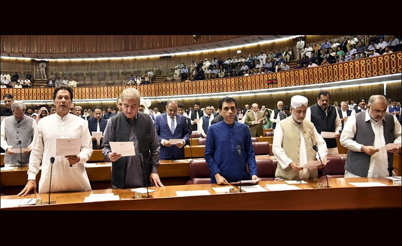 The maiden session of Pakistan's 15th Parliament began today with the outgoing Speaker administering the oath to 329 newly-elected members including Prime Minister-in-waiting Imran Khan, setting the stage for the cricketer-turned-politician to form the country's third consecutive democratic government. Picture courtesy. Twitter/@fifiharoon