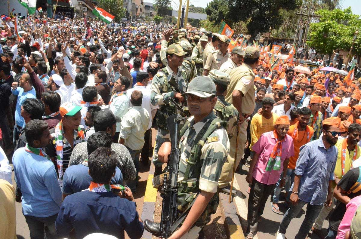 Tense movements prevailed when procession of workers of two national parties Congress and BJP confronted ahead of filing of nomination by party nominees on the Dr B R Ambedkar Road in Belagavi on Monday. DH Photo