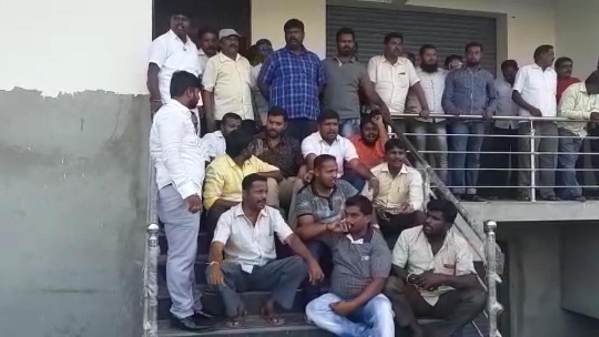 The party workers staged a protest in front of the District Congress Committee office in Ramanagara. DH photo.