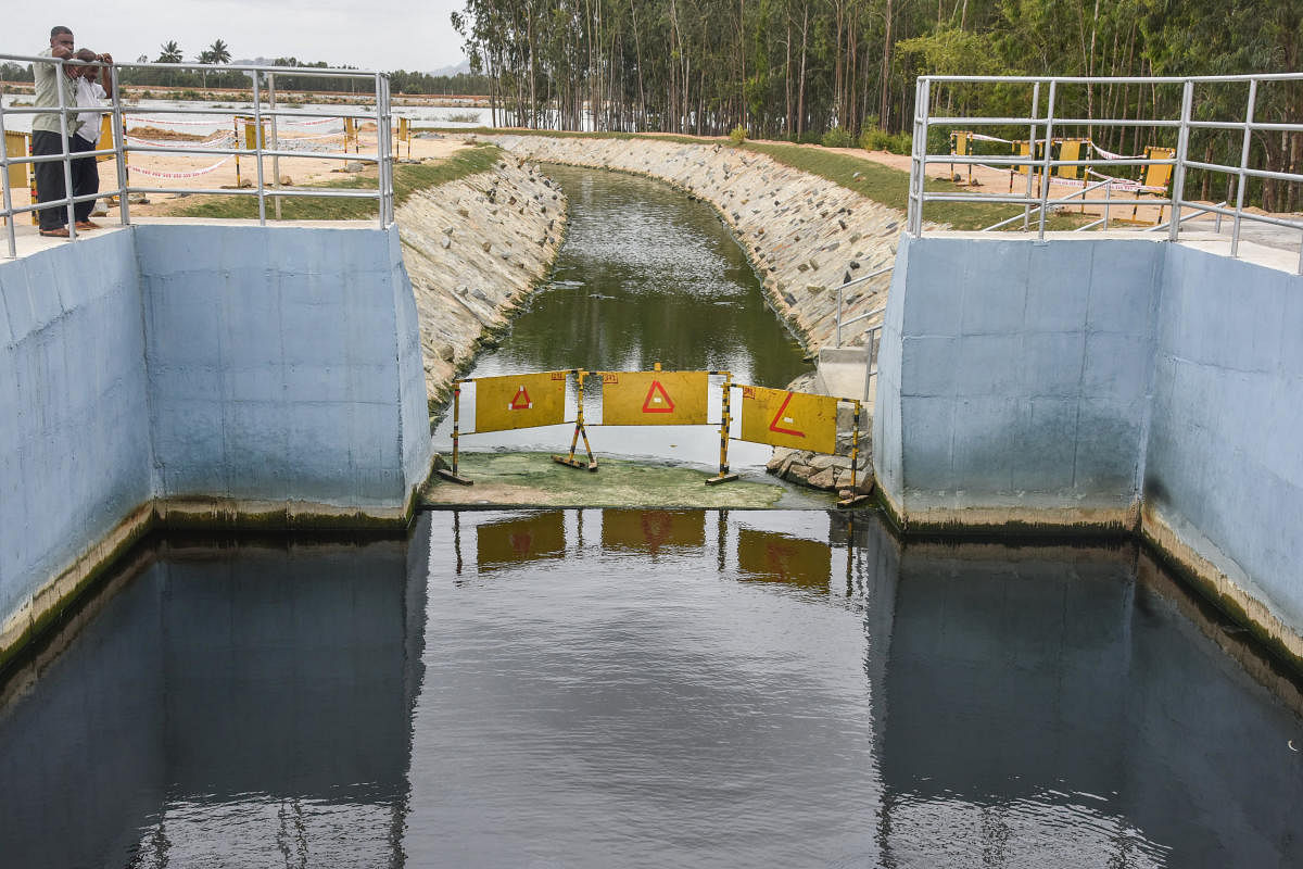 Pumping of water into the Lakshmisagara Lake in Kolar was stopped on Thursday after foam was noticed on Wednesday. DH Photo/S K Dinesh