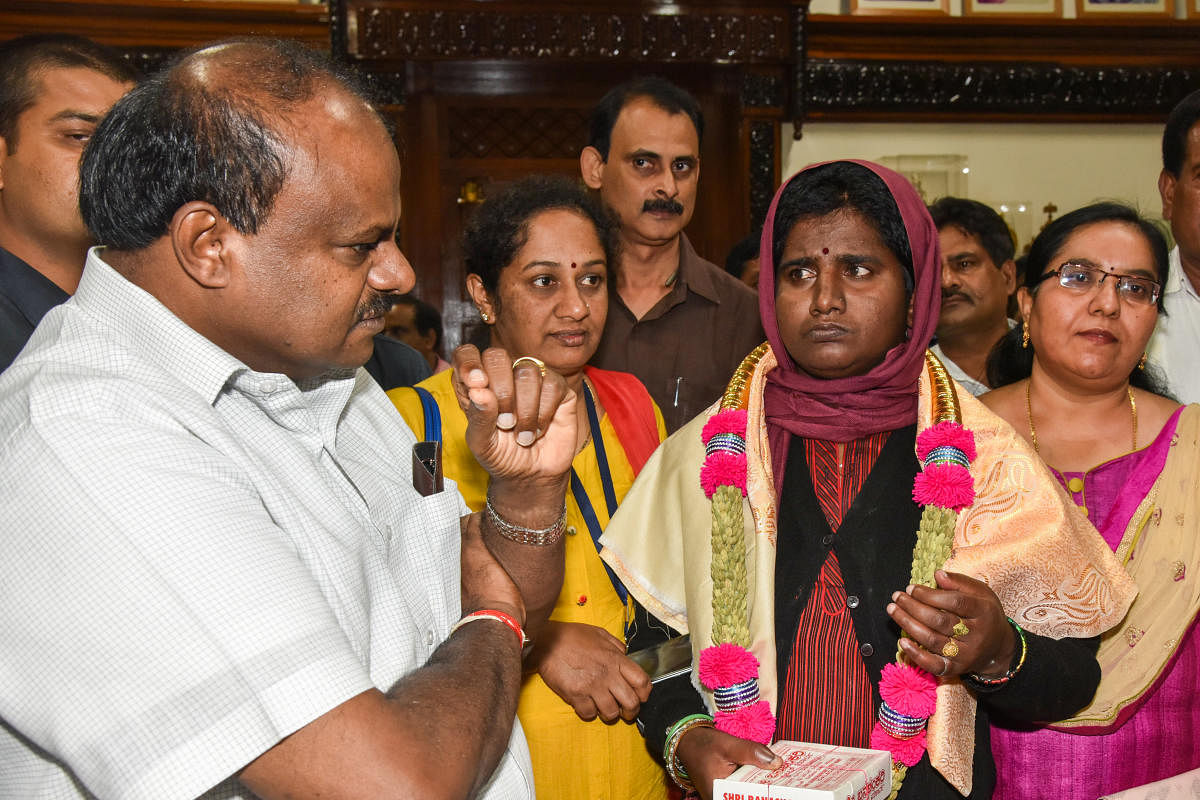 Chief Minister H D Kumaraswamy with Padma at Vidhana Soudha on Thursday. DH Photo/S K Dinesh