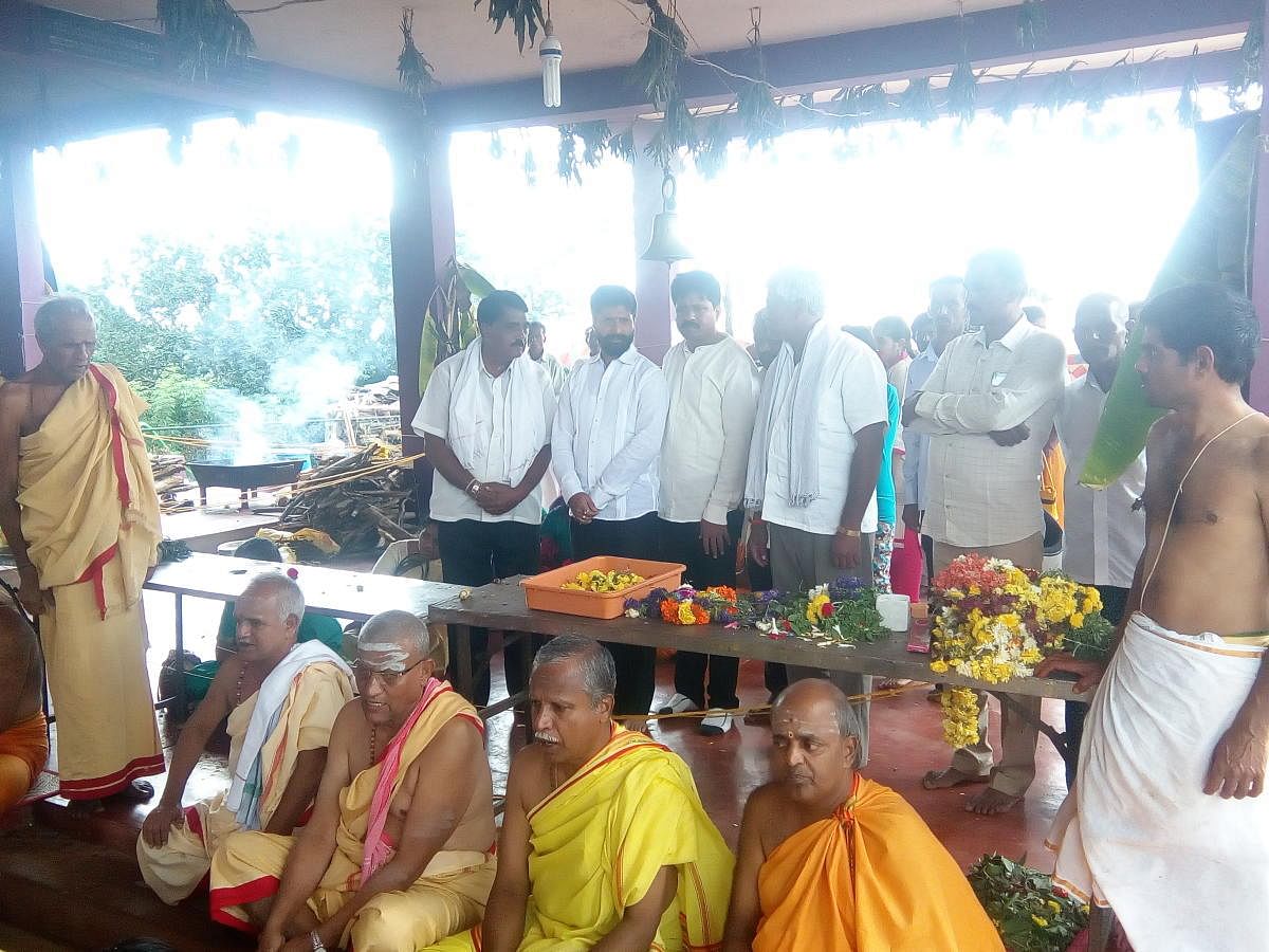 MLA C T Ravi takes part in the ‘Parjanya Homa’ at Ballaleshwara Swamy Temple near Ayyanakere in Kadur taluk on Sunday.