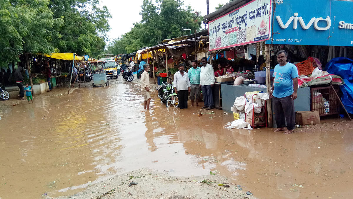 The old vegetable market in Mundaragi town was flooded following heavy rain on Monday. DH Photo