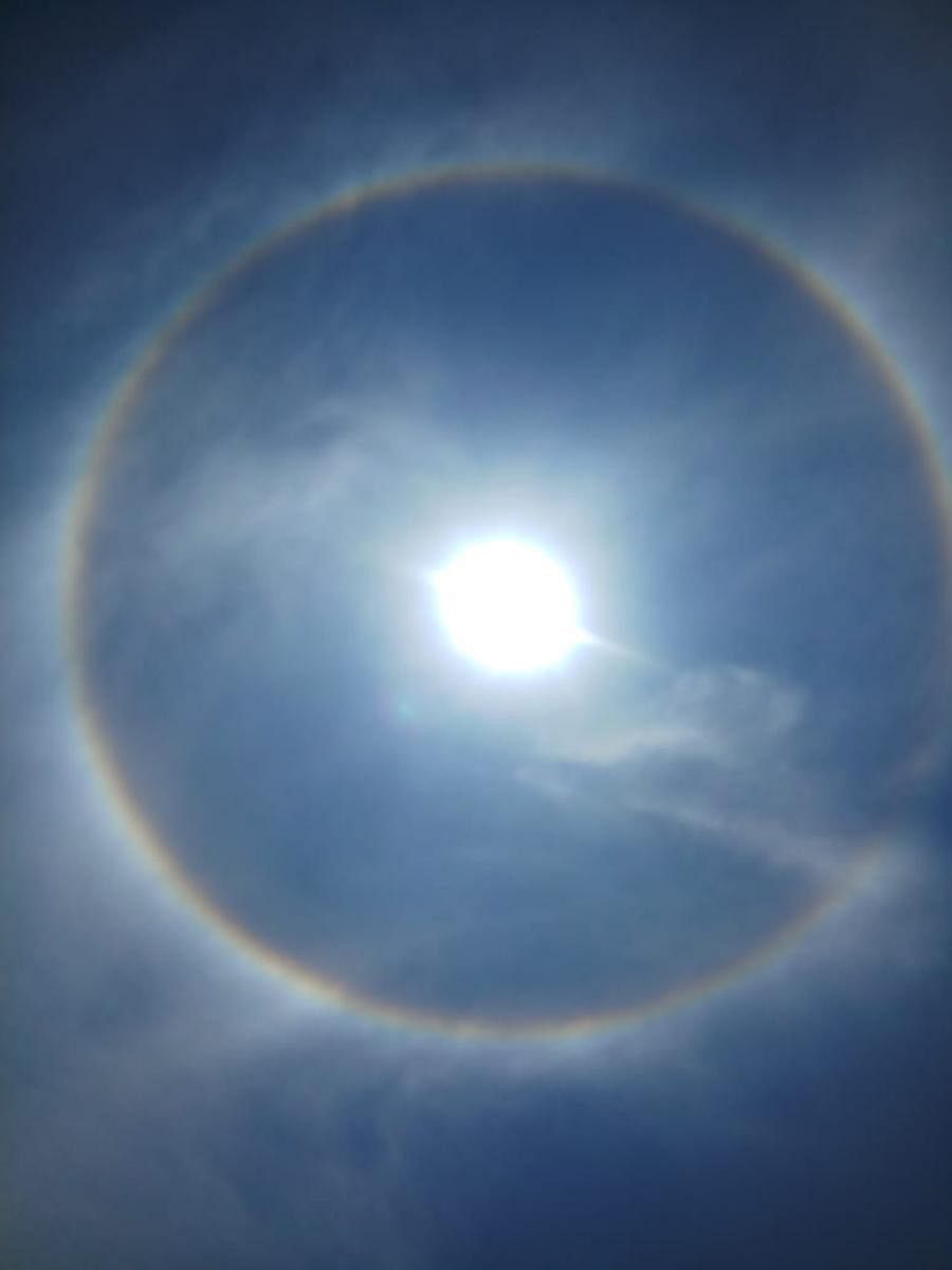 The rainbow-coloured ring around the Sun sighted in Shivamogga on Monday at noon. DH photo.