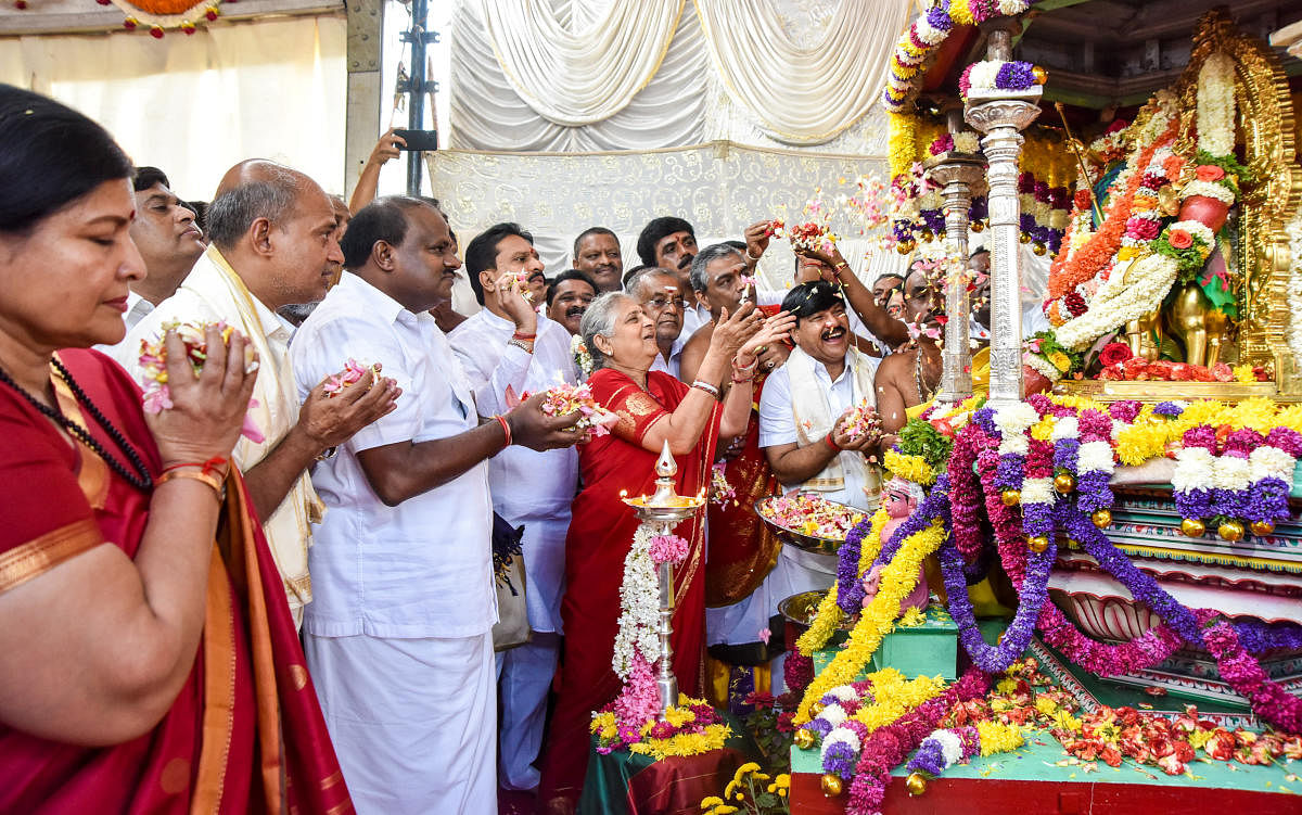 Infosys Foundation chairperson Sudha Murthy offers floral tribute to Chamundeshwari Devi Utsavamurthy as mark of inauguration of Mysuru Dasara-2018, atop Chamundi Hill, in Mysuru, on Wednesday. MP Pratap Simha, MLA L Nagendra, Ministers Jayamala, Sa Ra Mahesh, G T Deve Gowda among others are seen. DH PHOTO