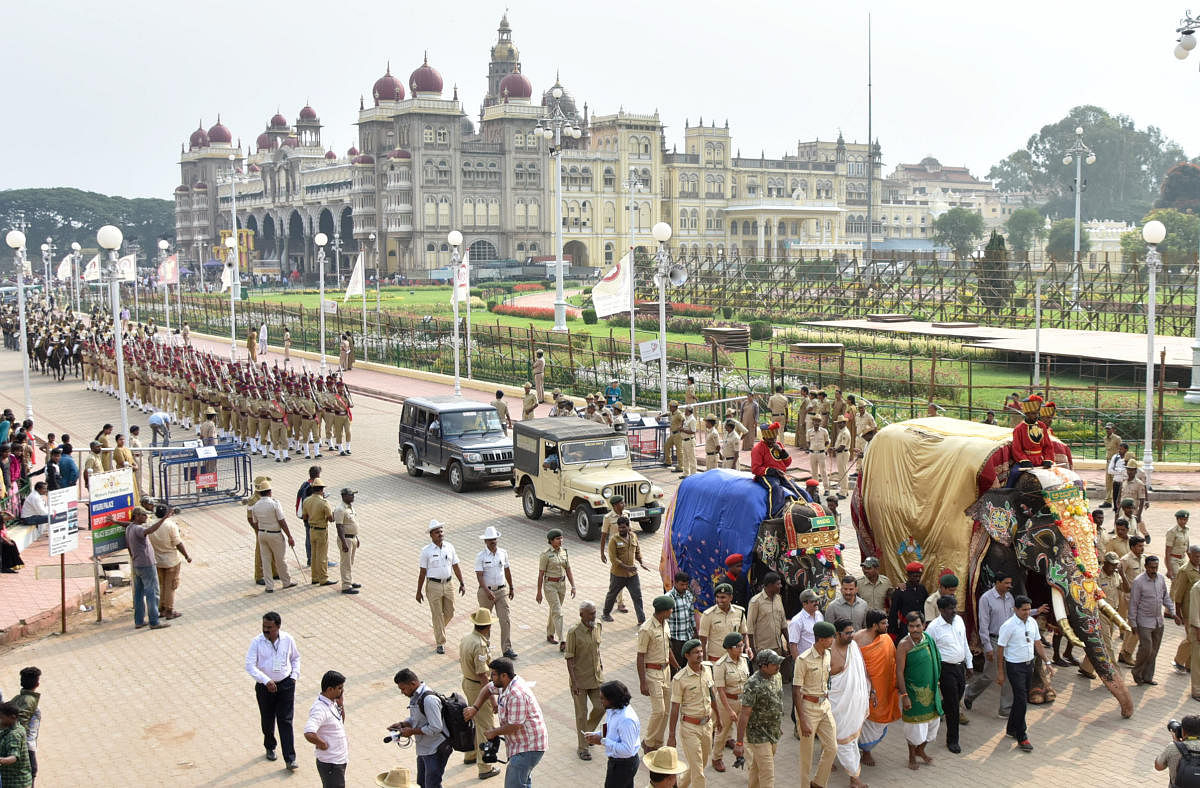 Dasara Elephants and folk troupes take part in cultural procession on the premises of Mysuru Palace on Sunday. DH PHOTO
