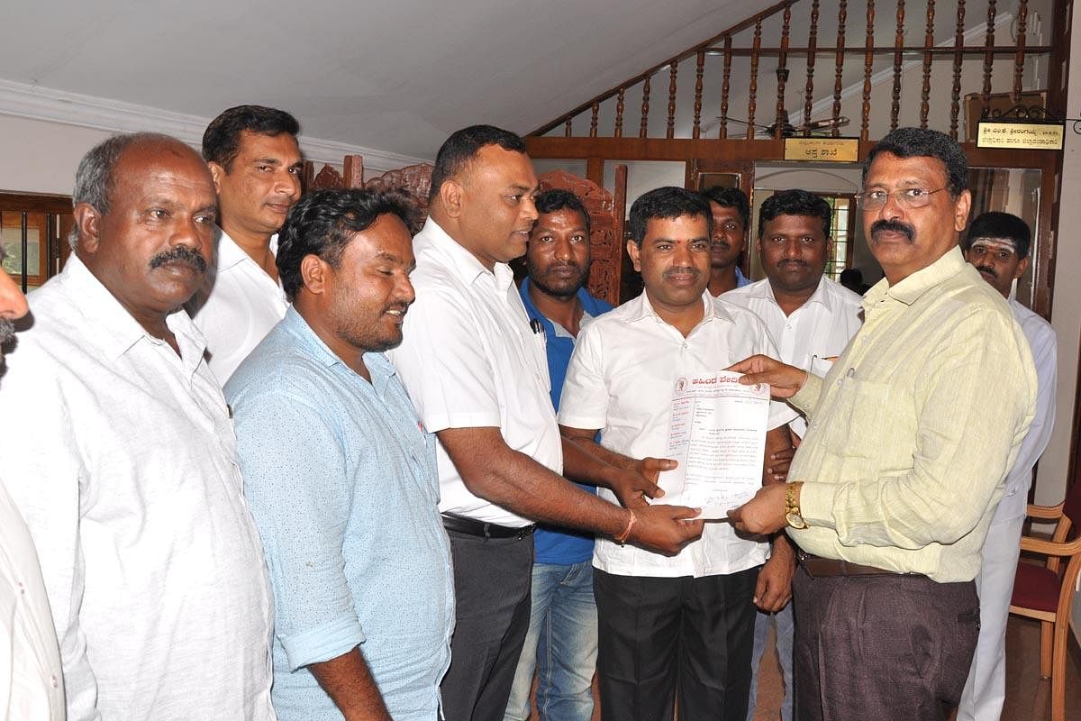 Ahinda members submit a memorandum to DC M K Srirangaiah in Chikkamagaluru on Tuesday.