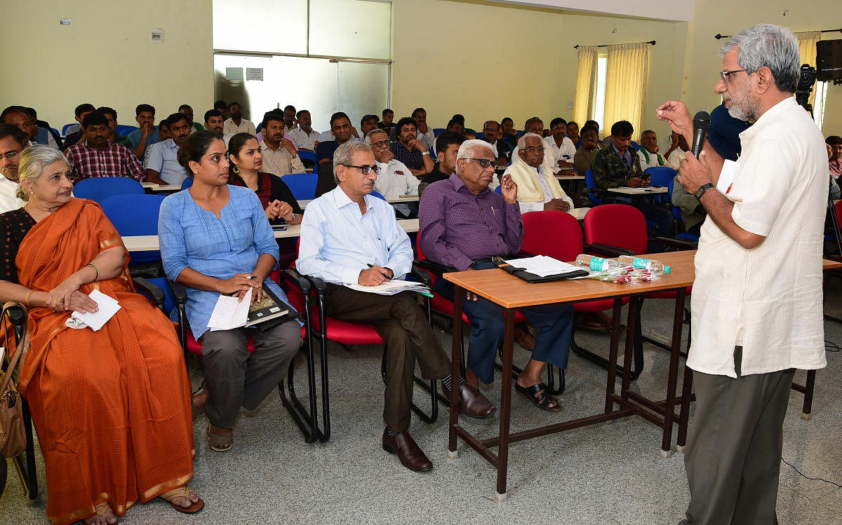 V S Prakash, former scientist with the Central Groundwater Board, speaks at a seminar on the KC Valley project on Saturday. DH PHOTO/KRISHNAKUMAR P S