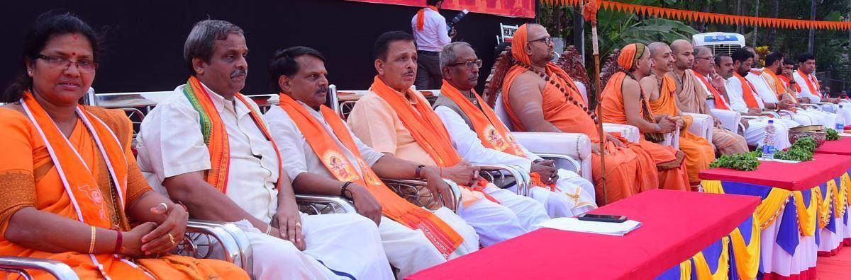 Pontiffs and VHP leaders at the rally organised at Rajangana parking area in Udupi on Sunday.