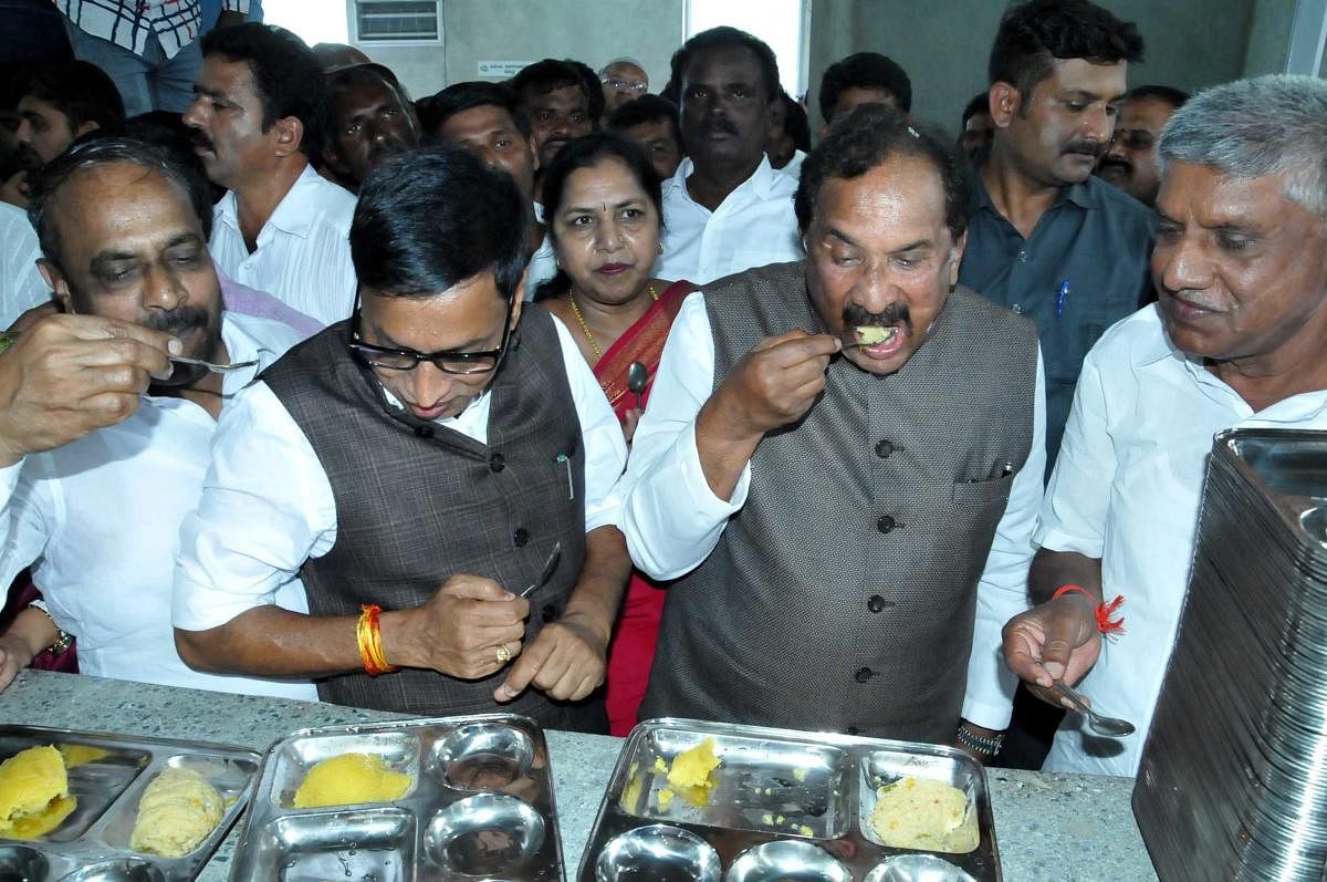 District In-charge Minister K J Georges has breakfast at Indira Canteen in Chikkamagaluru.