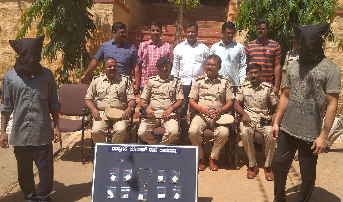 The two Bangladeshi dacoits with the police in Dharwad on Tuesday. DH Photo