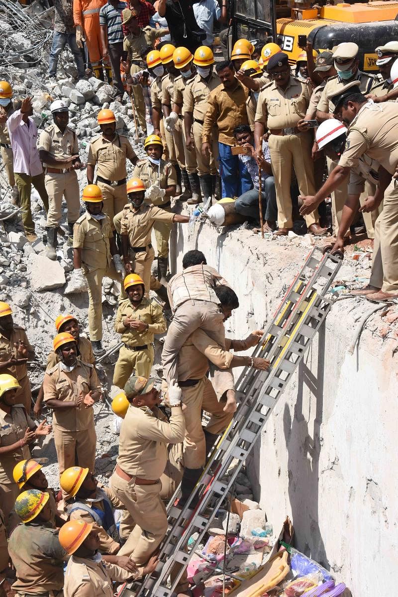 Rescue personnel carry Dileep Kokare, who was trapped in debris for over 65 hours at the building collapse site in Dharwad on Friday. DH Photo/B M Kedarnath