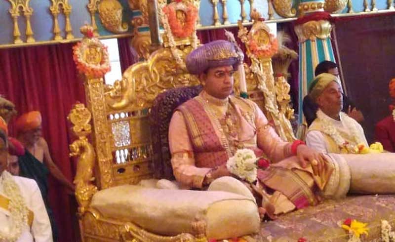 Yaduveer ascends the golden throne. (DH photo)