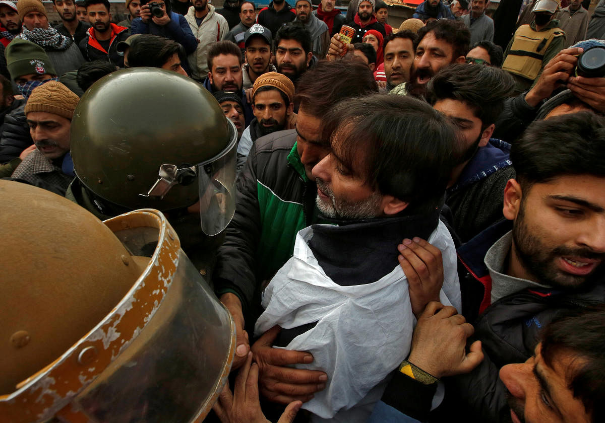 FILE PHOTO: Indian police officers try to detain Mohammad Yasin Malik, Chairman of Jammu Kashmir Liberation Front (JKLF), a separatist party, during a protest march in Srinagar December 17, 2018. REUTERS/Danish Ismail/File Photo