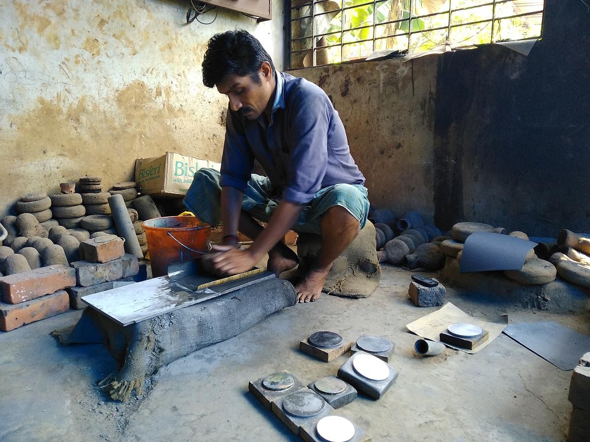 A man in an ala, an Aranmula Kannadi-making workshop.