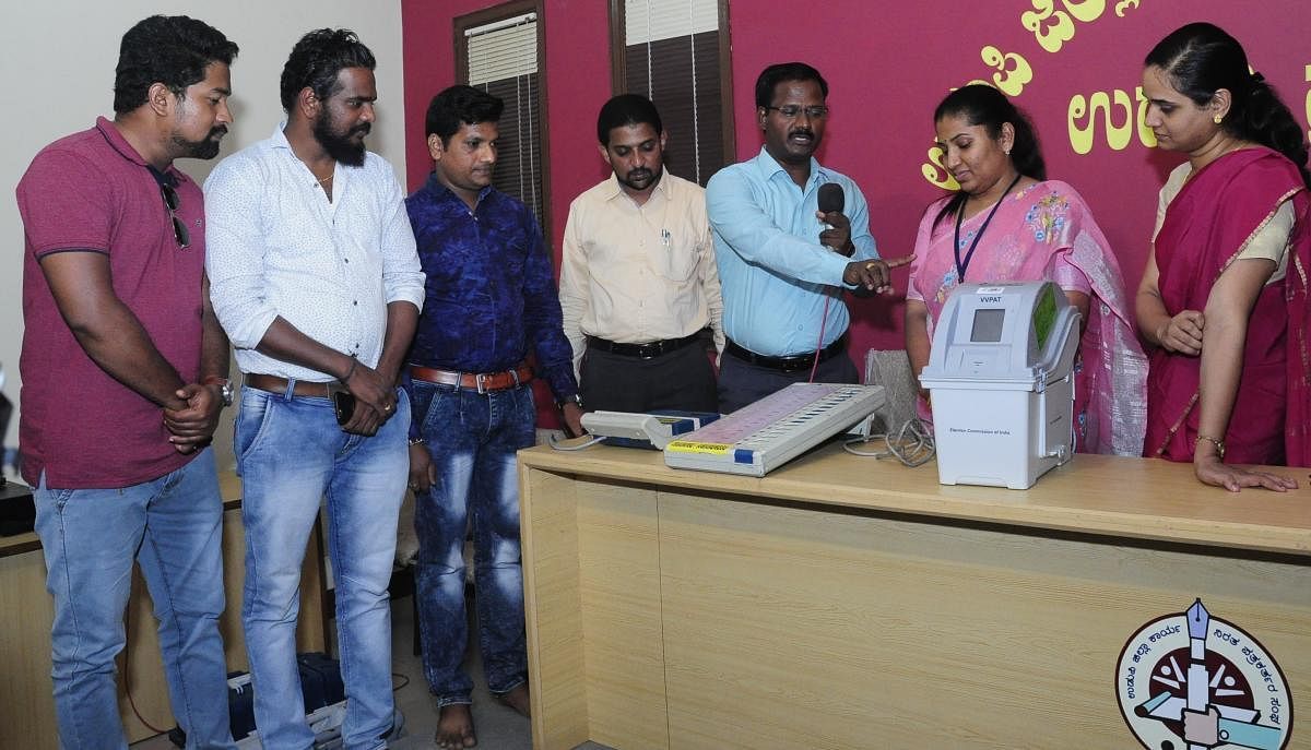 Deputy Commissioner Hephsiba Rani Korlapati observes demonstration of EVM and VVPAT at the office of Journalists' Association in Udupi on Saturday. 