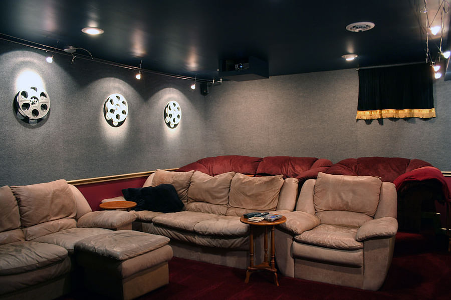 An acoustically treated home theatre room. Picture credit: commons.wikimedia.org/ Tysto