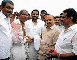 battle won: District In-charge Minister Lakshman S Savadi and Minister for Water Resources Basavaraj Bommai  congratulate BJP candidate Karadi Sanganna, on his victory in the byelection in Koppal on Thursday. BJP district president  H Giregowda and MP Shivaramagouda are seen. dh Photo