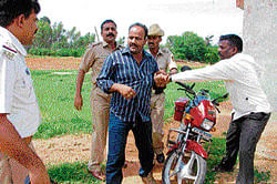FLEEING FROM LAW? Police arrest Murali, a fake doctor, after a chase in Chikkaballapur on Friday. DH&#8200;Photo