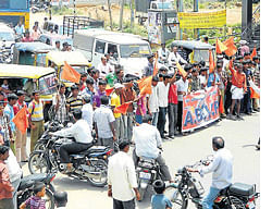 ABVP workers stage a protest demanding the roll back of petrol prices in Hassan on  Thursday. dh photo