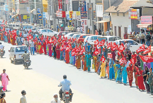 Demanding sites for poor, Niveshana Rahithara Horata Samithi under the aegis of CPI take out a procession in Chikmagalur on Wednesday. DH photo