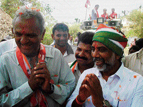 Mallu Bhatti Vikramarka and K Narayana (right) campaigning in Rayannapet in Khammam on Friday. DH&#8200;PHOTO