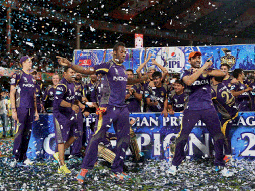 Shah Rukh Khan was delayed by two hours but that did not take any sheen off the felicitation of IPL champions Kolkata Knight Riders in the presence of about one lakh spectators and Chief Minister Mamata Banerjee at the Eden Gardens here today. PTI photo