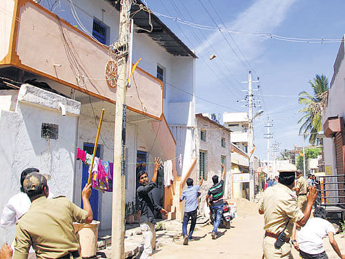 Police disperse stone-throwing youth during a group clash in Koppal on Wednesday. DH&#8200;Photo