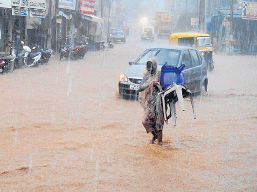 Ashwini Circle in Sirsi, Uttara Kannada district, resembles a pond following heavy rains on Wednesday evening. DH&#8200;PHOTO