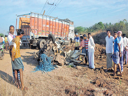 The goods auto-rickshaw, which was reduced to a heap of metal, after a lorry rammed it, killing 12 people near Madanayakanahalli, Chitradurga district, on Friday. DH Photo