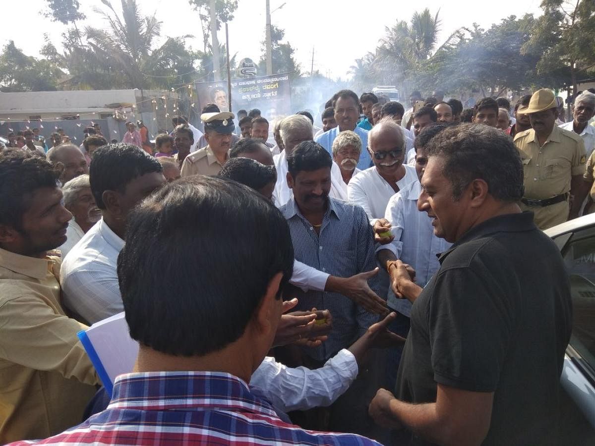 Actor Prakash Rai interacts with the residents of fluoride-hit Bandlarahatti village in Chitradurga district on Saturday. DH PHOTO