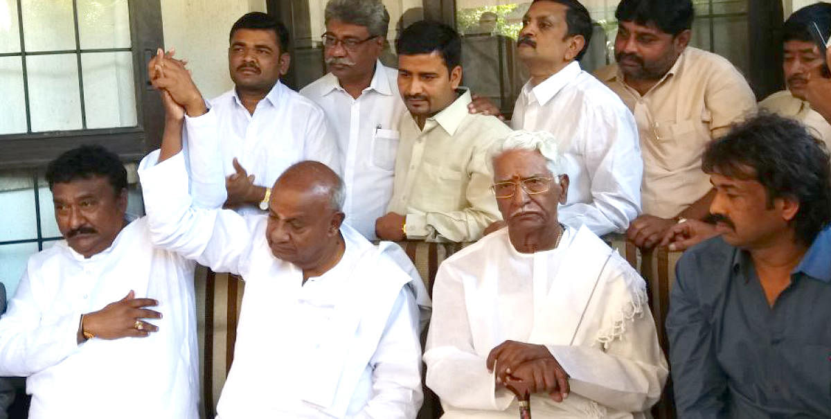 JD(S) supremo H D Deve Gowda extends an invitation to former Congress legislator H R Srinath (extreme left) to join the party at the latter's residence in Bengaluru on Monday. Srinath's father and former Koppal MP H G Ramalu (3rd from left) and Sorab MLA Madhu Bangarappa are seen.