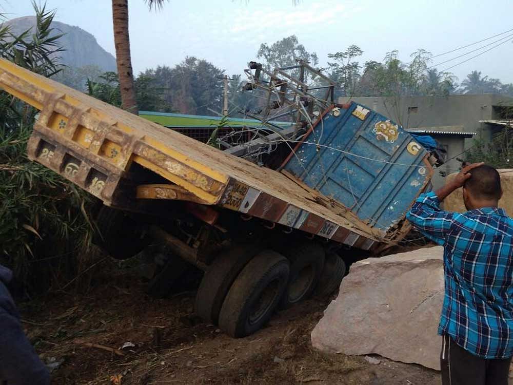 A truck carrying granite, ploughed down a house in Acchalu village, Ramanagara taluk, DH Photo