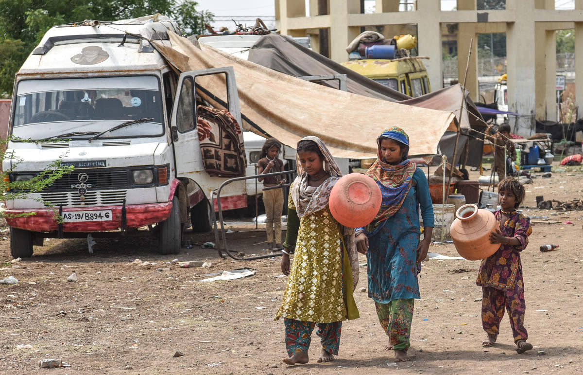 Migrants go in search of water near Koranti Hanuman Temple in Kalaburagi. DH Photo/ Prashanth HG