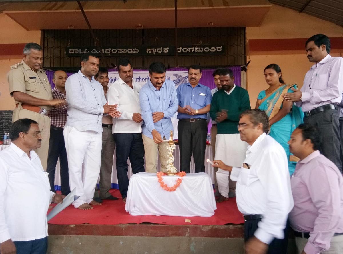 MLC M K Pranesh inaugurates a public meet on Nelyadi-Chitradurga four laning project, at Adyantaya Rangamandira in Mudigere on Friday.
