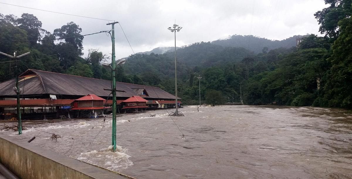 Ayyappa devotees wishing to go to the hill shrine of Sabarimala for the Onam festival have been advised by authorities not to go there as flood waters in the Pampa river at the foothills has not receded.