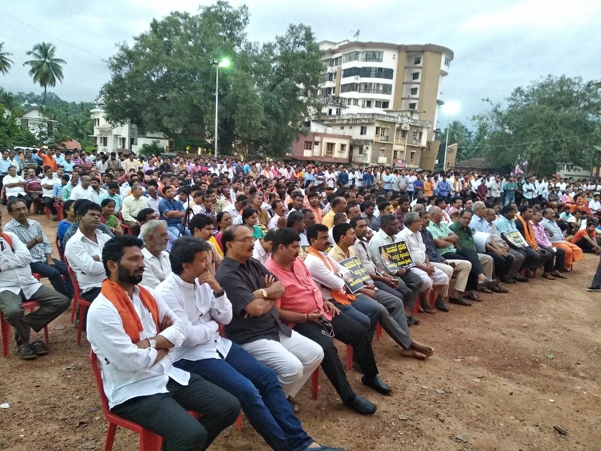 Sabarimala Ayyappa devotees take part in a meeting organised by Ayyappa Swamy Seva Samiti at Kadri grounds in Mangaluru on Tuesday. Mangaluru South MLA D Vedavyas Kamath and Mangaluru North MLA Dr Y Bharat Shetty were also present.