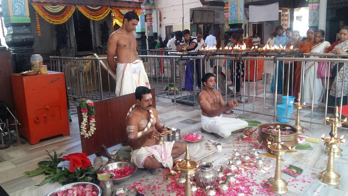 Tantris performing rituals at the Mettuguda temple. (DH Photo)