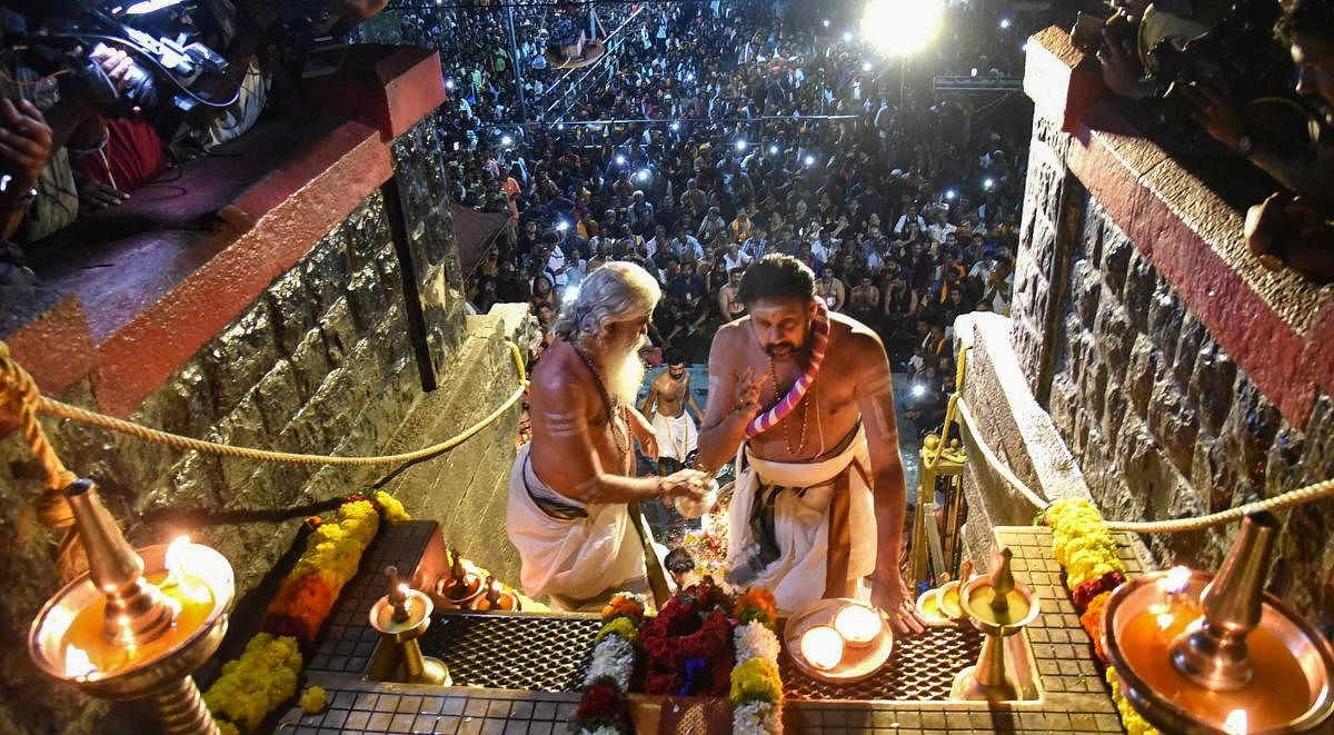 Sabarimala Thathri Kandarau Rajeevararu and Melsanthi AV Unnikrishnan Namboothiri perform 'Padipooja' at Sabarima Temple. A PTI file photo