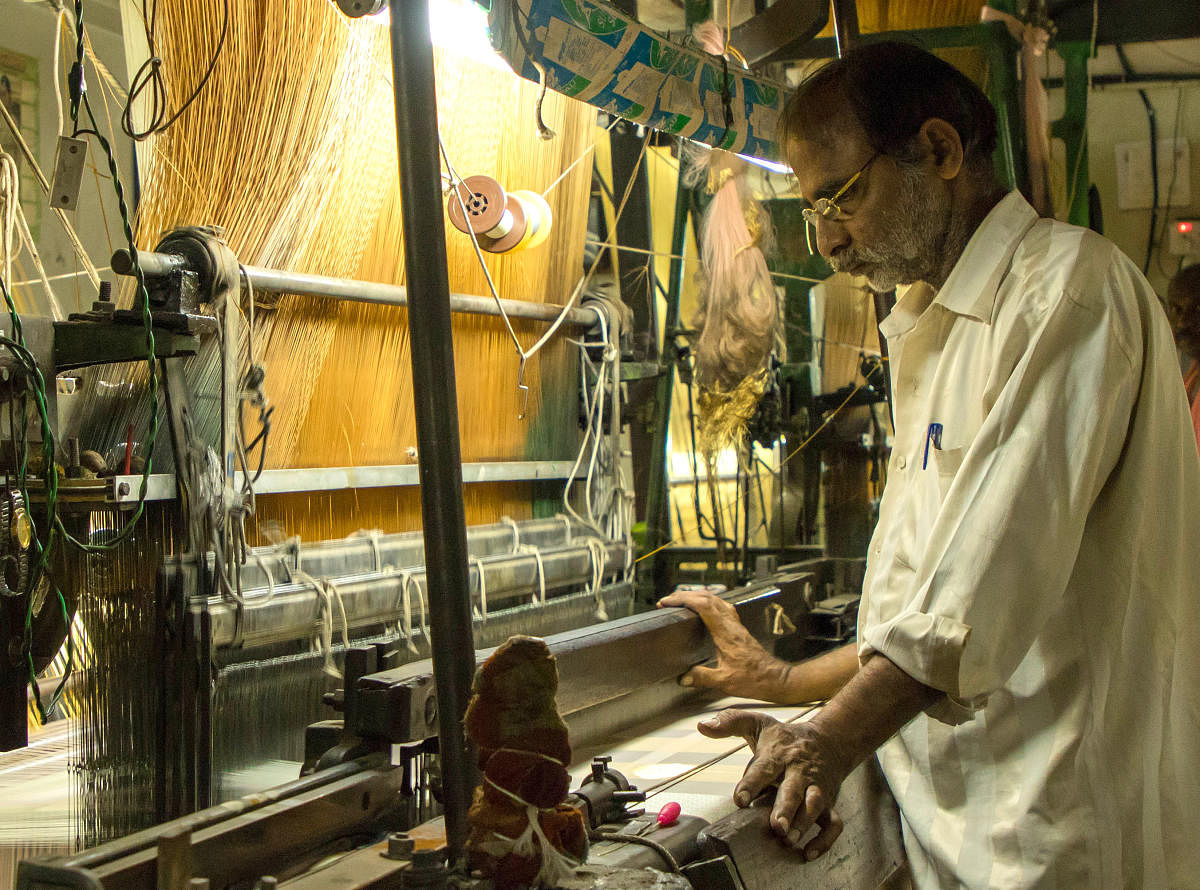 A silk weaver at a unit in Chickpet. DH Photo/Prarthan D R