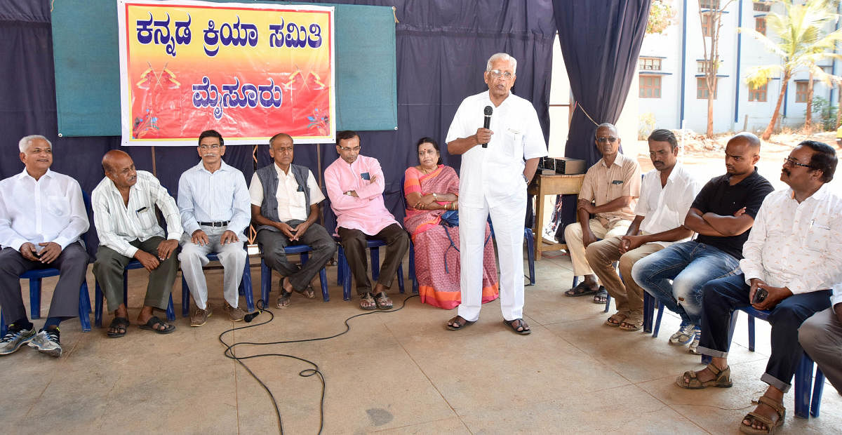 President of Kannada Kriya Samiti P Mallesh addresses a gathering at the 'Chintana Sabhe' held at Mysuru on Sunday. Writer K S Bhagawan, Journalist Basavaraj, General Secretary of Kannada Kriya Samiti S R Sudarshan and others are seen. DH photo.