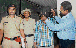 In the net: Kalasipalya police produce Thrinesh Thaikodatthil, accused in the Jithendra  Kumar murder case, at a press conference at the Police Commissioners office in the&#8200;City on Monday. dh photo